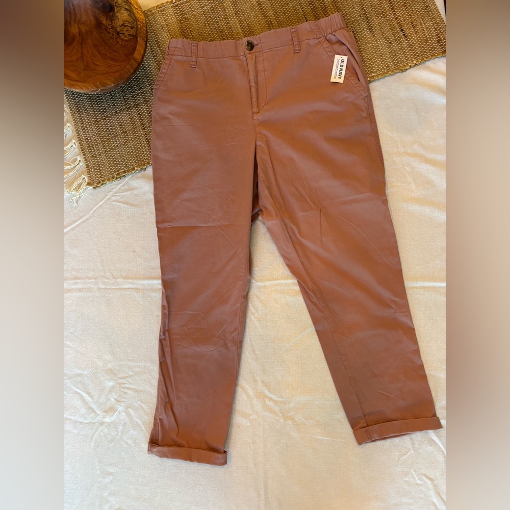 Old Navy Easy Cuffed Chino. NWT. Size Large